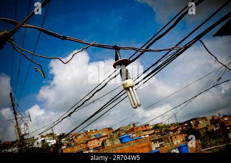 Las líneas eléctricas enredadas en un barrio marginal de Caracas