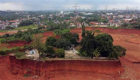 Rumah Tetap Kokoh di Tengah Proyek Tol Serpong - Cinere, Akses Pemilik Rumah Makin Sulit