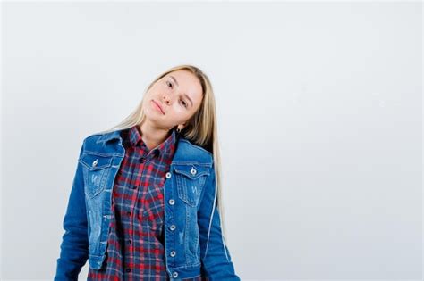 Junge Blonde Charmante Frau Isoliert Kostenlose Foto