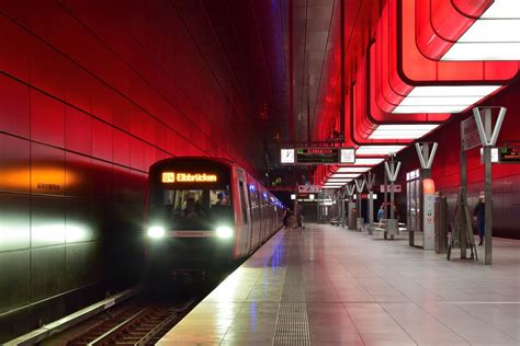 Hauptverkehrszeit in Hamburg WÄhrend oben viele Hauptstraßen verstopft