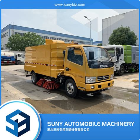 Dongfeng Liters Industrial Vacuum Road Sweeper Truck With Water