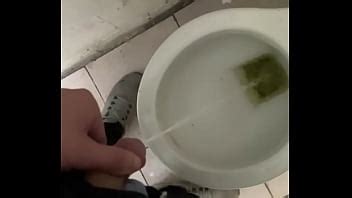 Meando en baño de un billar XVIDEOS