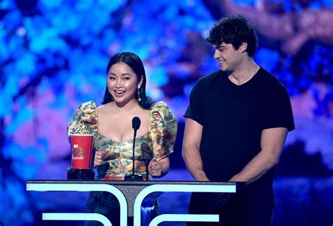 Noah Centineo y Lana Condor ganan en la categoría del mejor beso en los