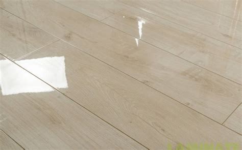 Лакированный ламинат толщиной 8 мм Oster Wald Piano 33 класс Дуб Menta ...