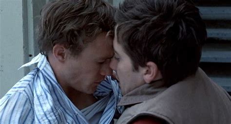 19 scènes de sexe gay NSFW qui font monter la température à tous les coups