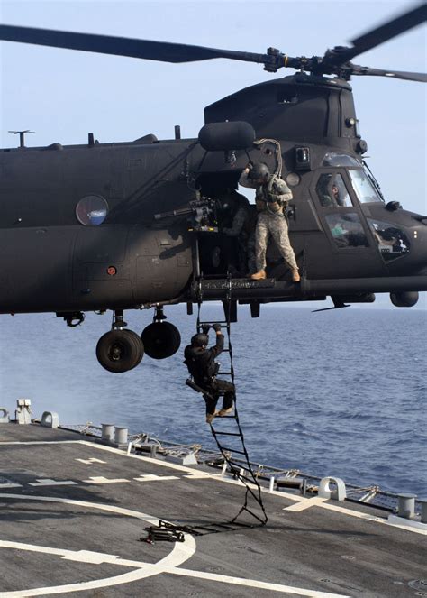 Photo : mh-47 helicopter - ladder