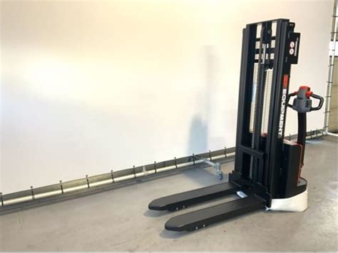 EP EST 122 2.7m Stacker: buy used