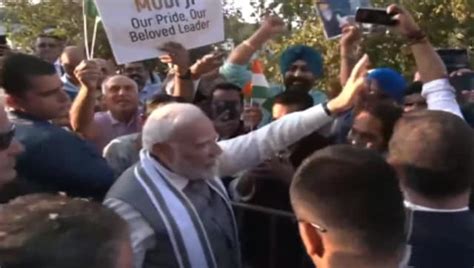 Watch Indian Diaspora Warmly Greets Pm Modi On His Arrival In Greece