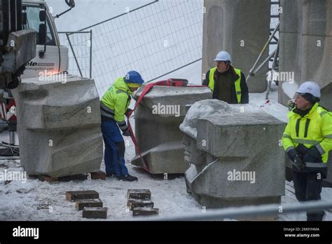 Los Trabajadores Desmantelan El Monumento A Los Soldados Del Ejército