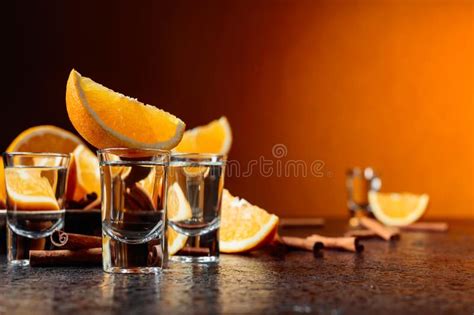 Vidrios De Tequila Con Los Palillos De La Naranja Y De Canela Foto De