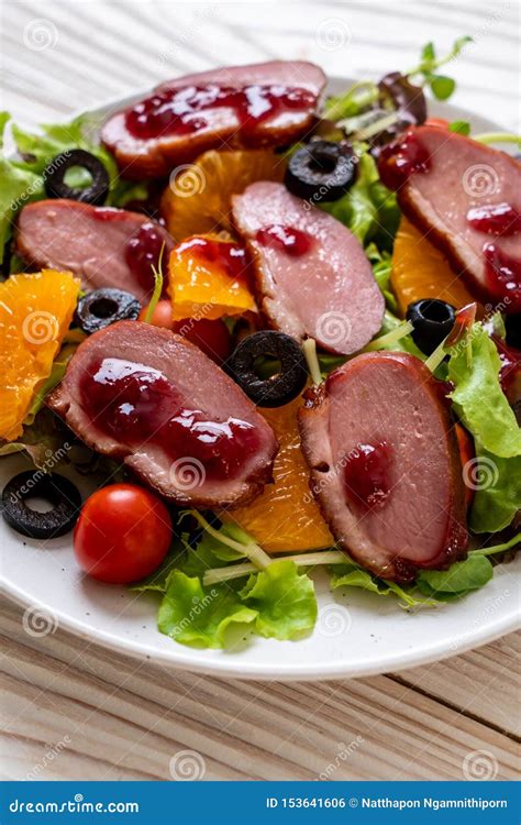 Ensalada Asada A La Parrilla De La Pechuga De Pato Foto De Archivo