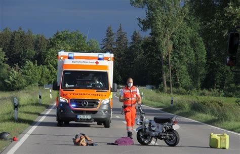 Auf Gegenfahrbahn Geraten Biker Bei Unfall Schwer Verletzt