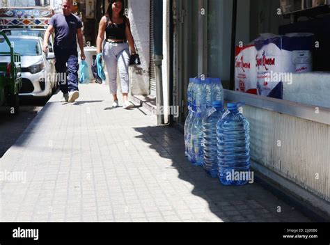 Agua Embotellada A La Venta En Una Tienda En Beirut L Bano El