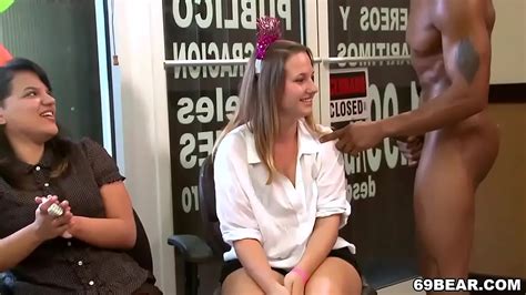 Alana celebra su cumpleaños con strippers masculinos XVIDEOS