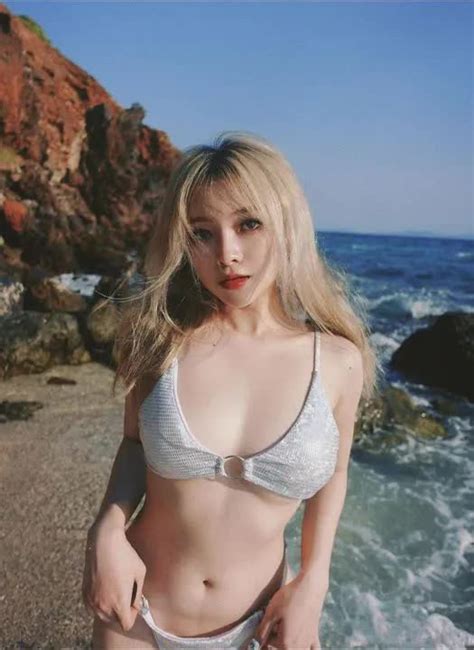 Nóng bỏng cuộc chạy đua bikini hot girl làng game khoe đường cong cực cháy