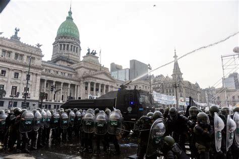 Represión y detenidos en el Congreso mientras se trataba la ley Bases