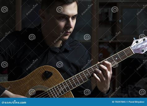 El Jugar Atractivo Joven Del Guitarrista Imagen De Archivo Imagen De