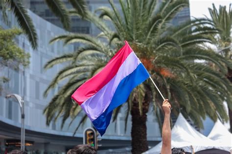 Bandera bisexual en el desfile gay anual en la ciudad de méxico Foto Premium