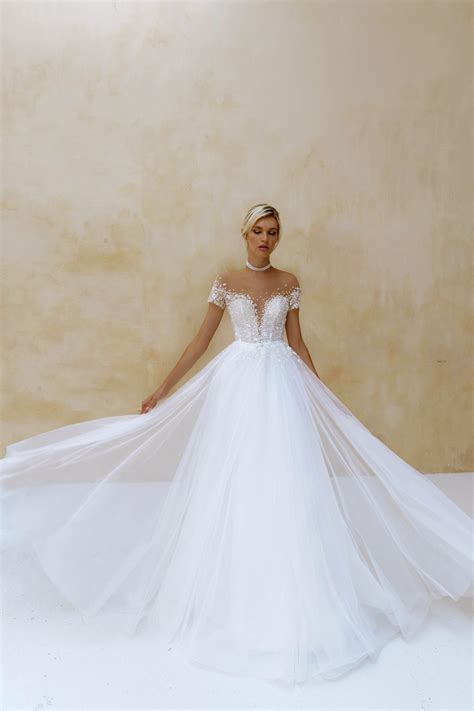 Классические свадебные платья — строгие, атласные, прямые, длинные и ...