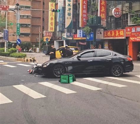 影「海神」左傳撞上外送員！瑪莎拉蒂車頭毀損 他空翻飛出輕傷送醫 中天新聞網