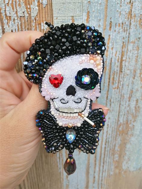 Брошь череп | Bead embroidery jewelry, Bead art, Beaded brooch
