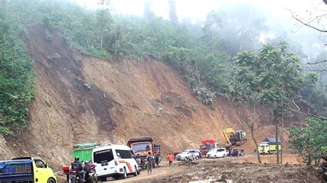 Diterjang Tanah Longsor Susulan Jalur Lumajang Malang Macet Jam