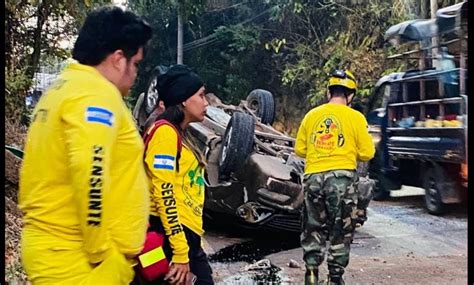 Conductor Pierde El Control Y Vuelca En Una Curva Sobre Carretera A