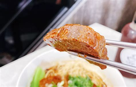 士林牛肉麵│超過30年老字號牛肉麵 天東86牛肉麵士林店 湯頭濃郁甘醇，牛肉超嫩又大塊，用料實在的文青牛肉麵店│榮獲台灣500盤美食推薦