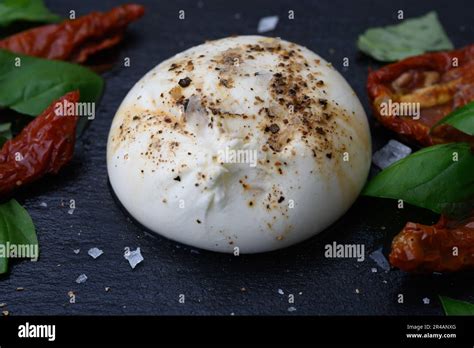 Burrata un fromage au lait de vache italien à base de mozzarella de