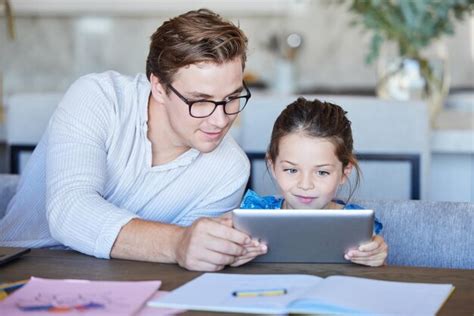 Aprendizagem educacional e pai e filho no tablet digital ensino à