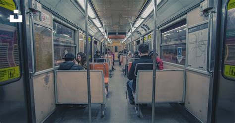 Foto Gente Sentada Dentro Del Tren Imagen Gris Gratis En Unsplash