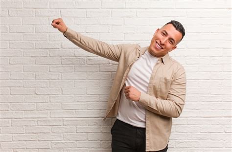 Jovem Latina dançando e se divertindo Foto Premium