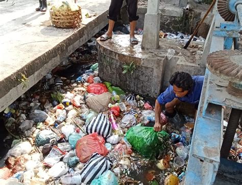 Antisipasi Musim Penghujan DPUPR Denpasar Lakukan Pembersihan Kawasan