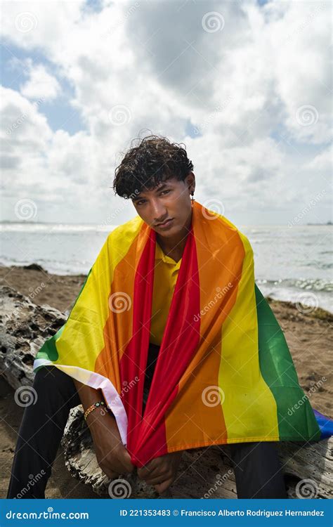 Joven Gay Con Orgullo Sosteniendo La Bandera Del Lgbt En Sus Manos Imagen De Archivo Imagen De