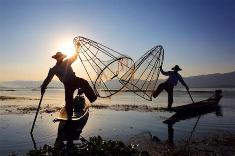 Silueta De Pescadores Tradicionales En El Lago Inle Foto Premium