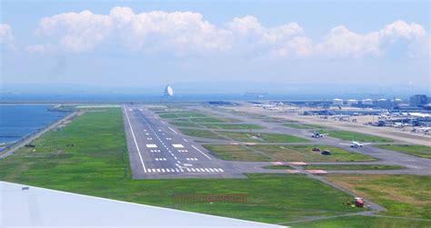 空撮：羽田空港b滑走路への着陸（東京都）