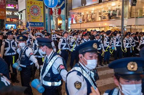 写真 15ページ目「くたばれ読売そーれいけいけ！」“阪神38年ぶり日本一”スクール水着、カッパコスプレ道頓堀に鳴り響く六甲おろし「感傷