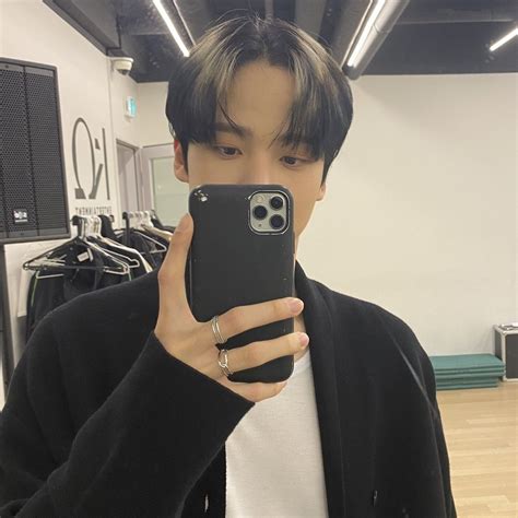 Yunho Ateez Icon Selca In 2022 Mirror Selfie Jeong Yun Ho Selfie