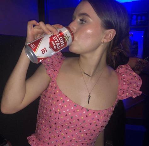 Kaitlyn Dever Hot Photos Barnorama