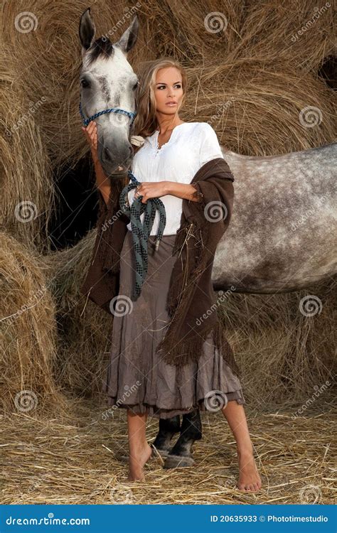 Blonde Frau Mit Pferd Stockbild Bild Von Kaukasisch 20635933