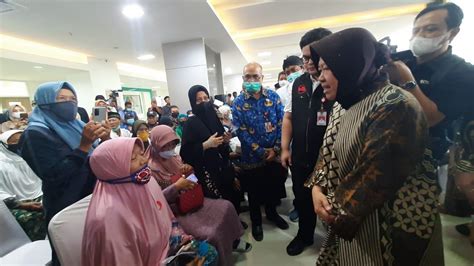 Mensos Risma Kunjungi Pasien Operasi Katarak Massal Gratis Di Kediri