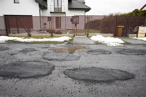 Drogi W Odzi Dziur Na Drodze Z Kostki Za Atali Asfaltem