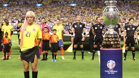 El Detalle Que Pocos Notaron Cuando Karol G Cantó El Himno De Colombia