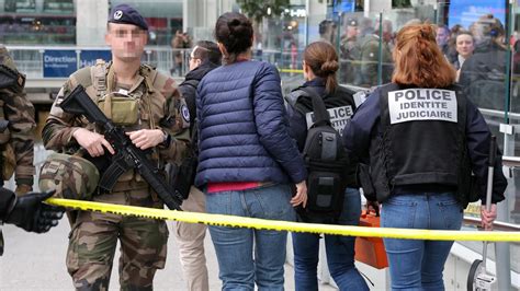 Attaque Au Couteau Gare De Lyon Le Suspect Mis En Examen Et Plac