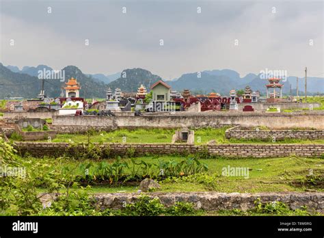 Vietnamese funeral hi-res stock photography and images - Alamy