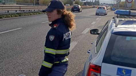 Uno A Zigzag Lungo L Asse Attrezzato L Altro Fugge Al Controllo