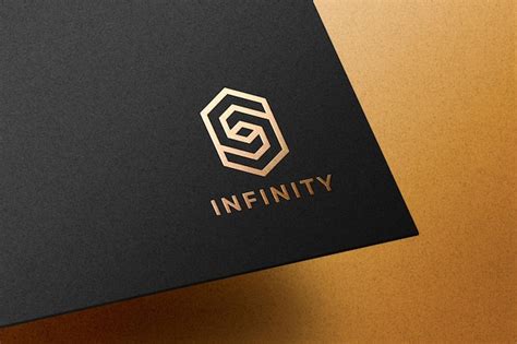 Maquete do logotipo dourado em relevo PSD Grátis