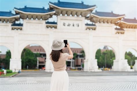 Mujer Viajera De Visita En Taiw N Turista Tomando Fotos Y Haciendo