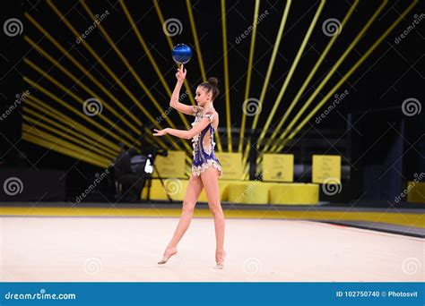 La Muchacha Del Gimnasta Se Realiza En La Competencia De La Gimnasia