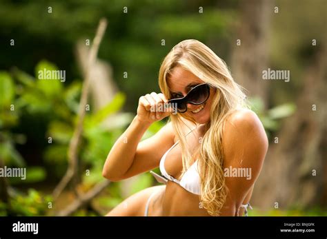 Sexy belle blonde wearing bikini maillot de bain et lunettes de soleil en arrière plan de la